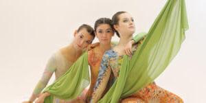 从左到右-贝卡·霍普金斯, 伊芙·斯坦利和兰妮·格里芬, wearing hand-painted costumes for Arte in Movimento 跳舞 company's "Walking Artwork" show. 三人都是全球最大的博彩平台的毕业生，斯坦利是舞团的艺术总监.